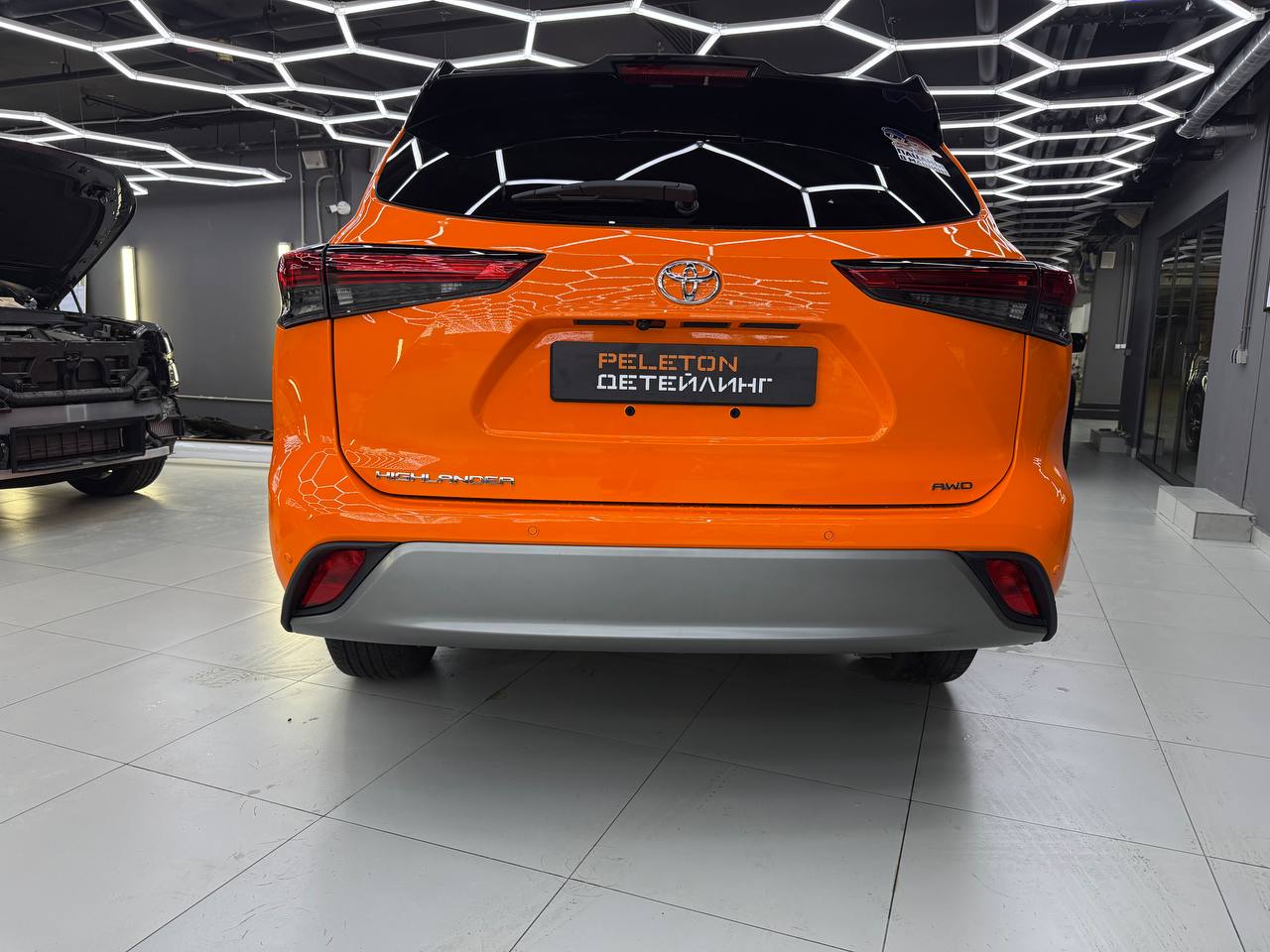 Оклейка Toyota Highlander в McLaren Orange: из черного - в яркий и бескомпромиссный